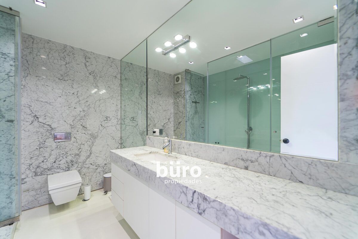 17 de 32: Baño principal amplio