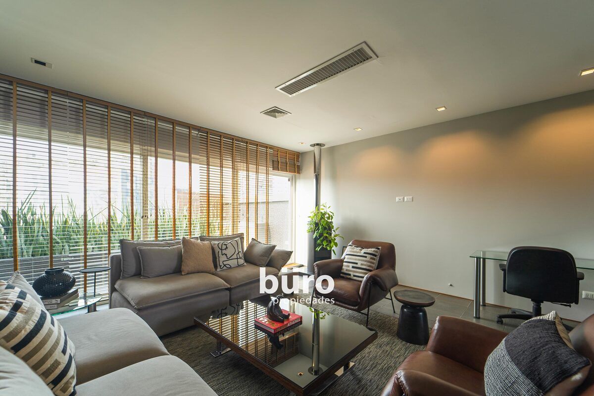 4 de 26: Sala de estar/Dormitorio con salida a pequeña terraza
