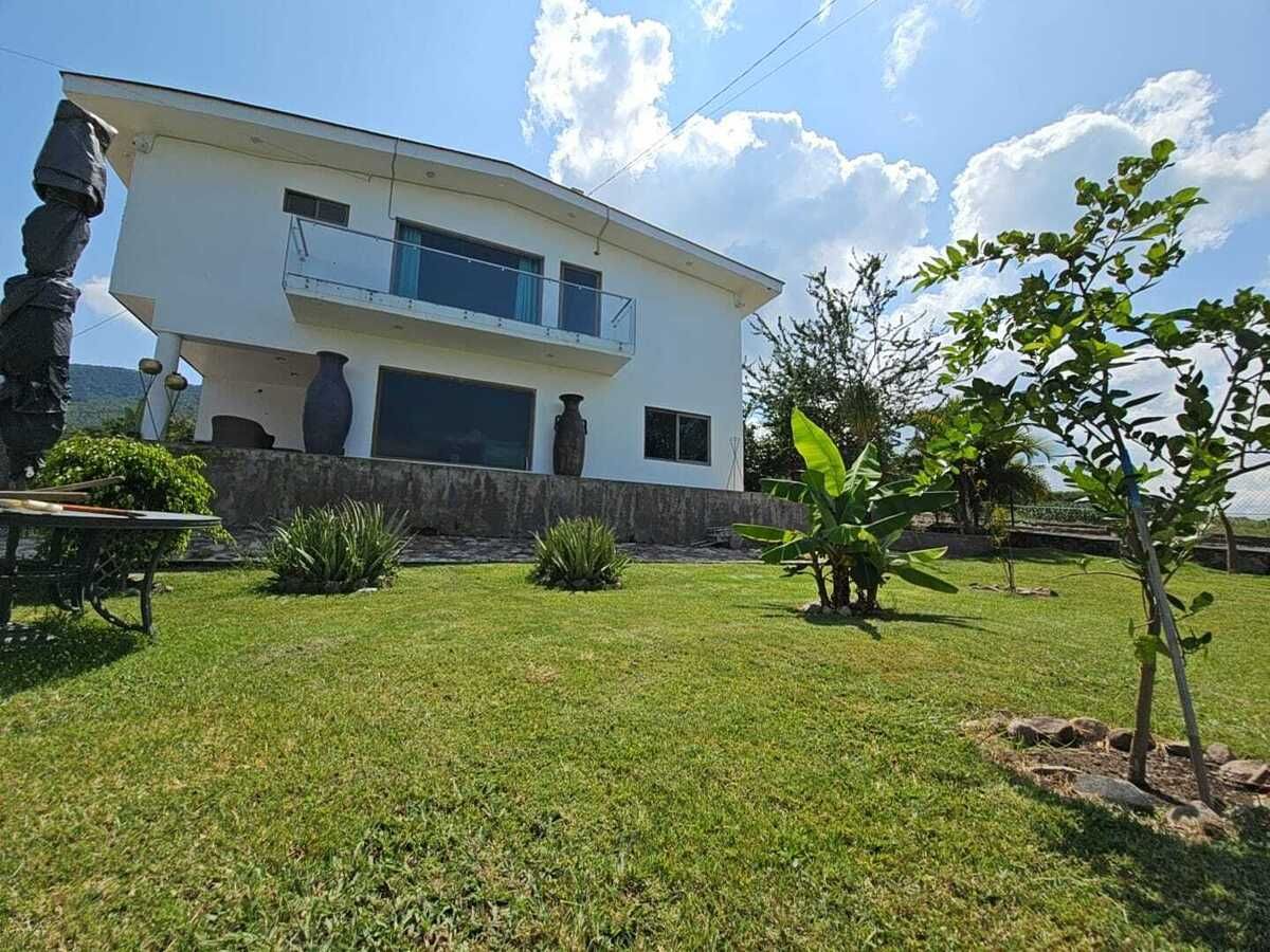 Jardín y fachada de casa