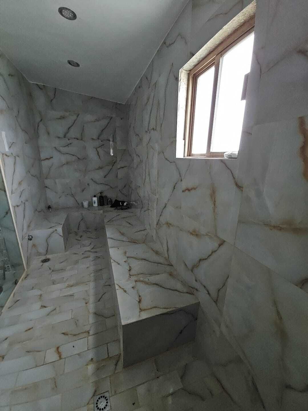 Baño con amplia regadera