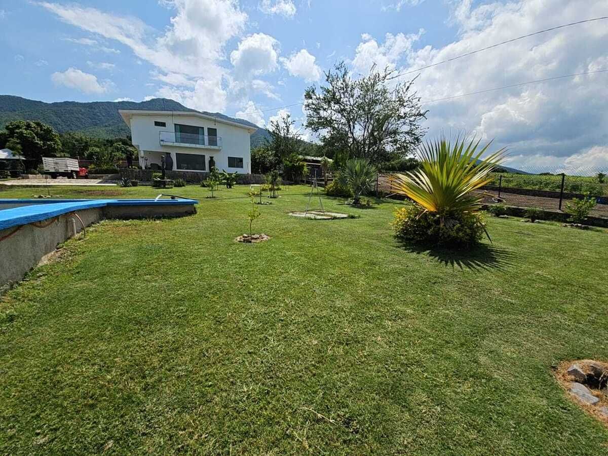 Jardín, fachada y alberca
