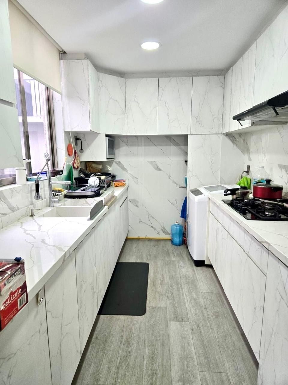 5 de 19: Cocina integral amplia con ventana