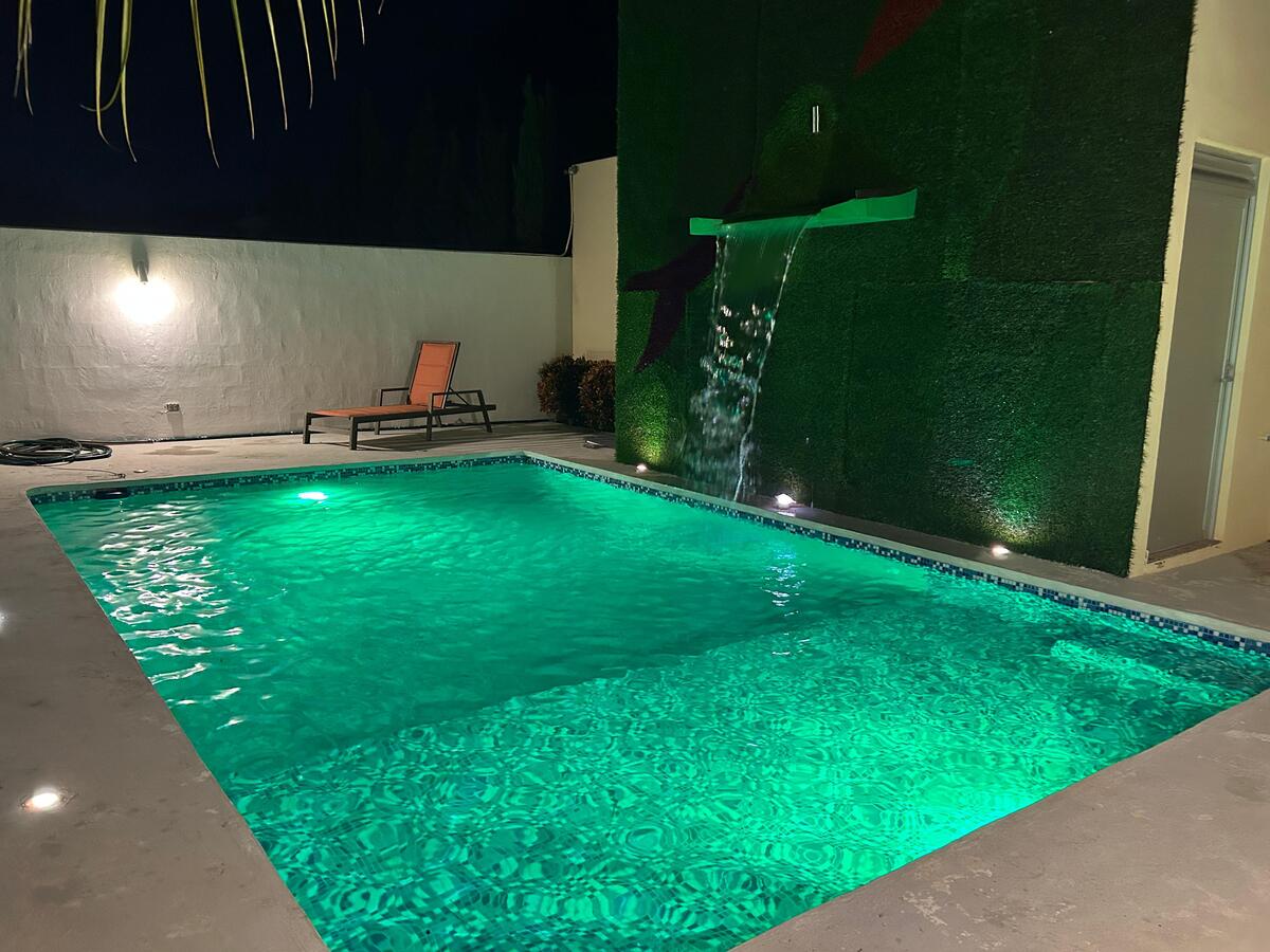 7 de 15: Piscina con luces led.