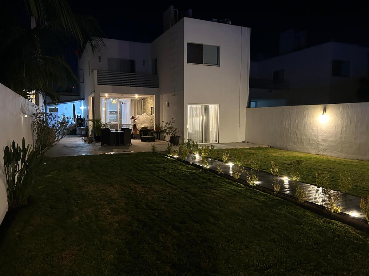 4 de 14: Terraza posterior y jardín