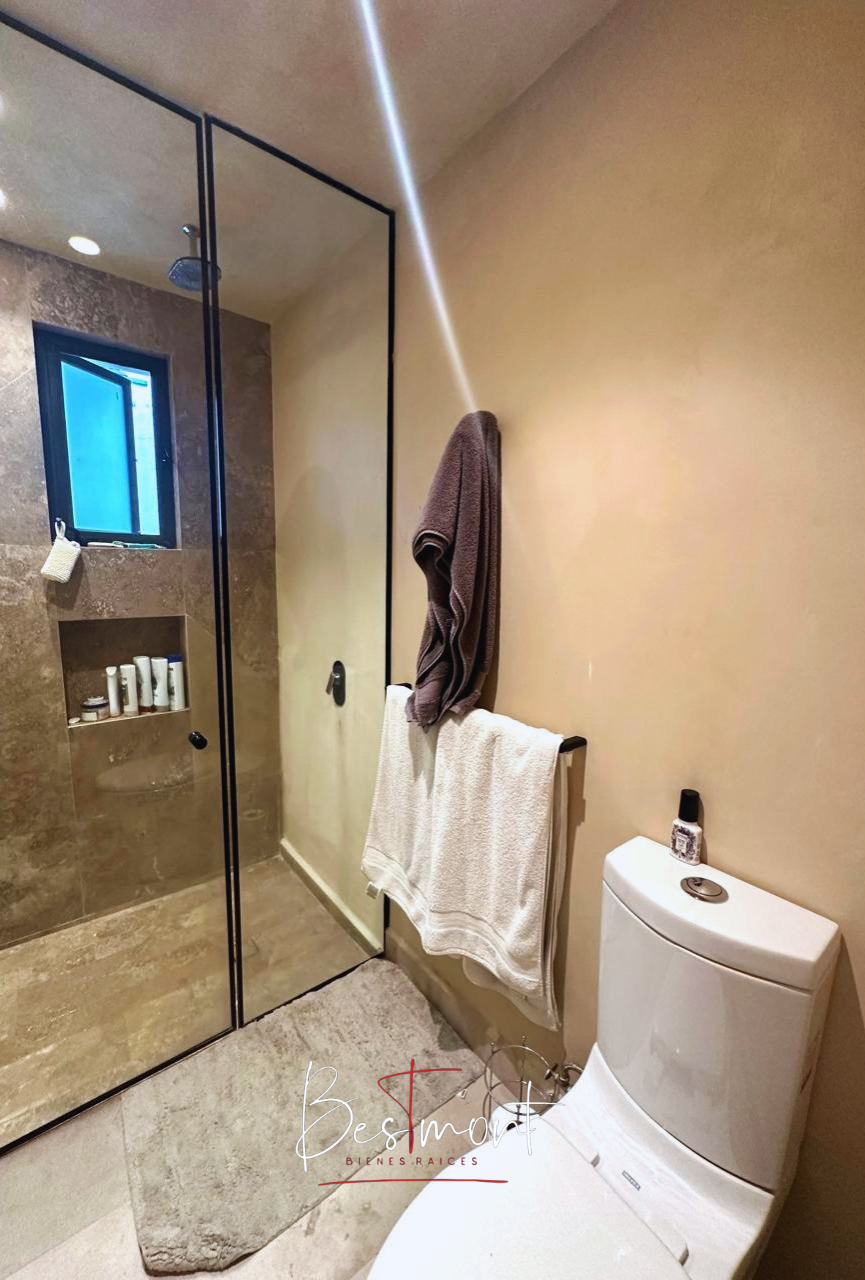 16 of 45: Baño completo recámara principal