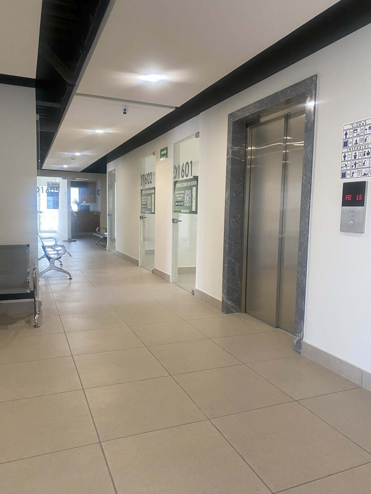 8 de 12: Elevadores frente al consultorio