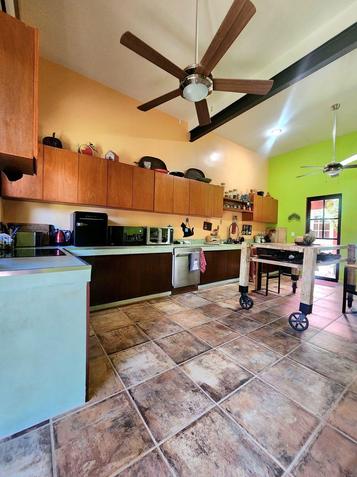 5 of 31: Amplia cocina equipada