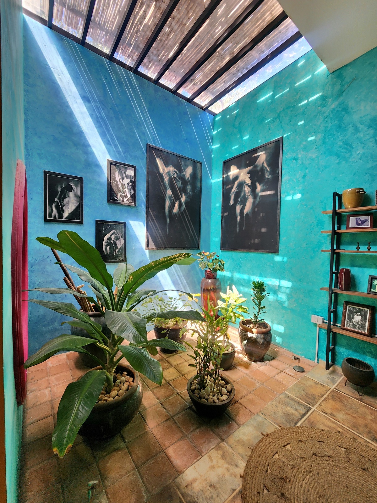 7 of 32: Jardín interior.