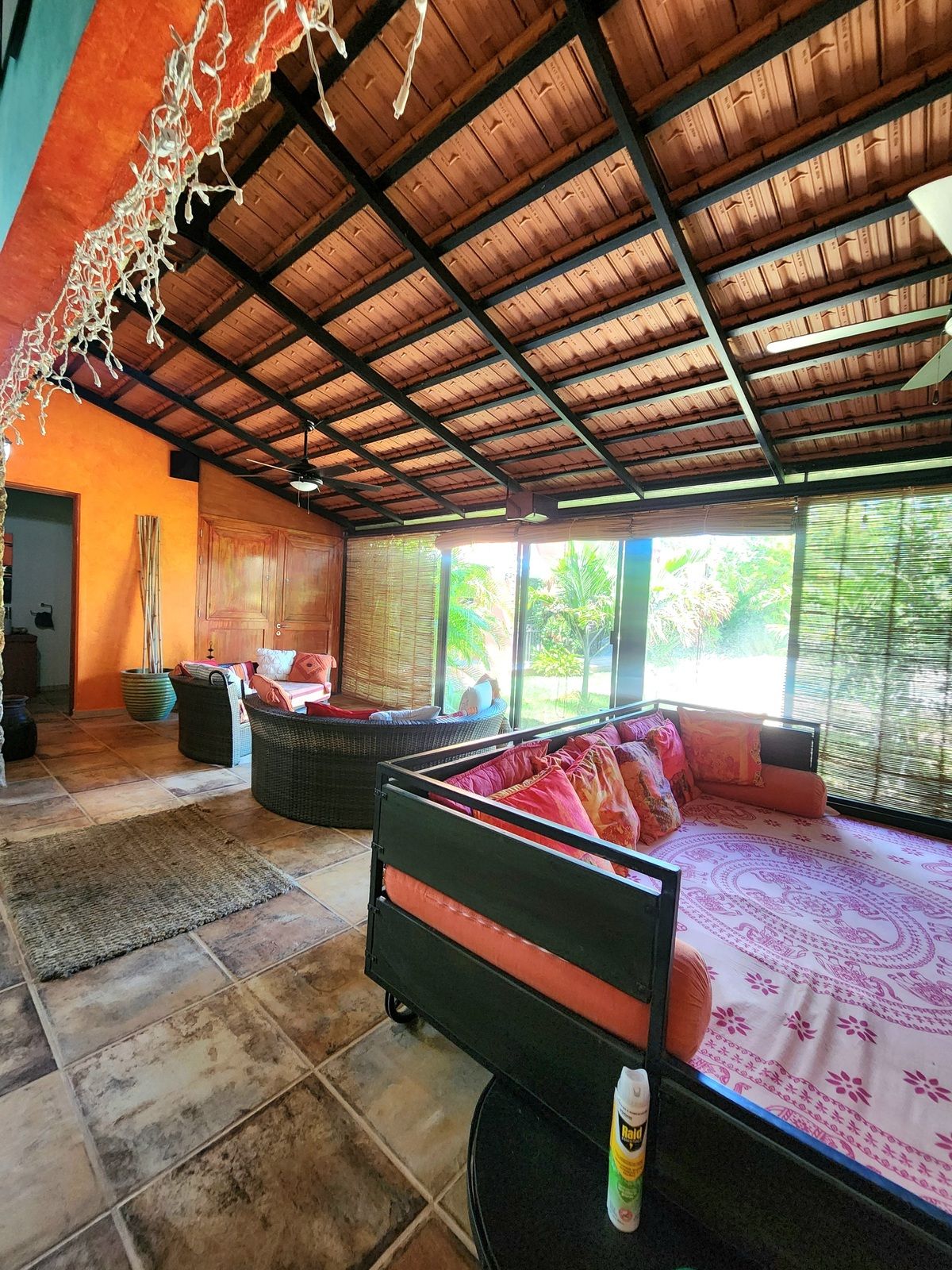 4 of 31: Estancia para sala con vista al jardín.
