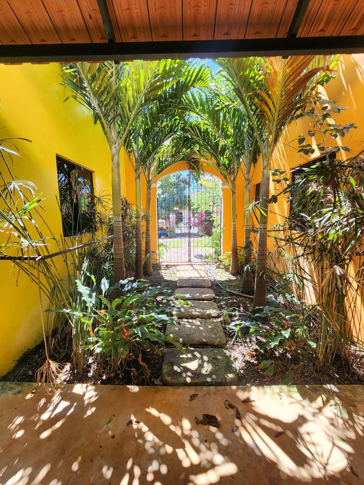 15 of 32: Entrada principal