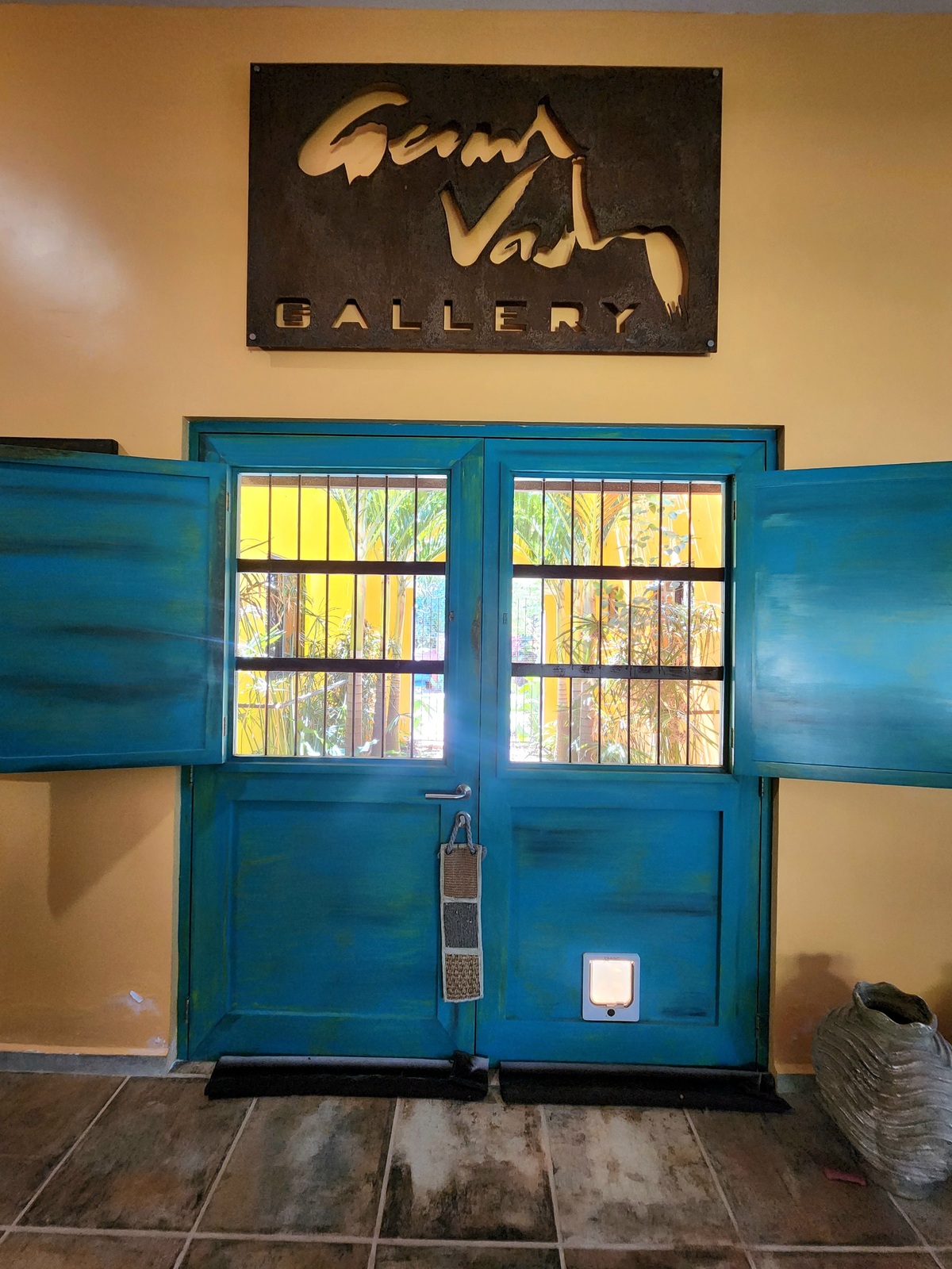 16 of 32: Puerta principal.