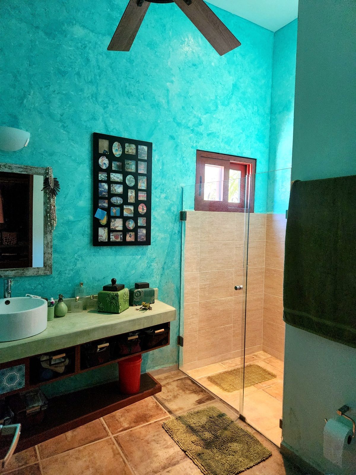 13 of 32: Baño completo de recámara secundaria.