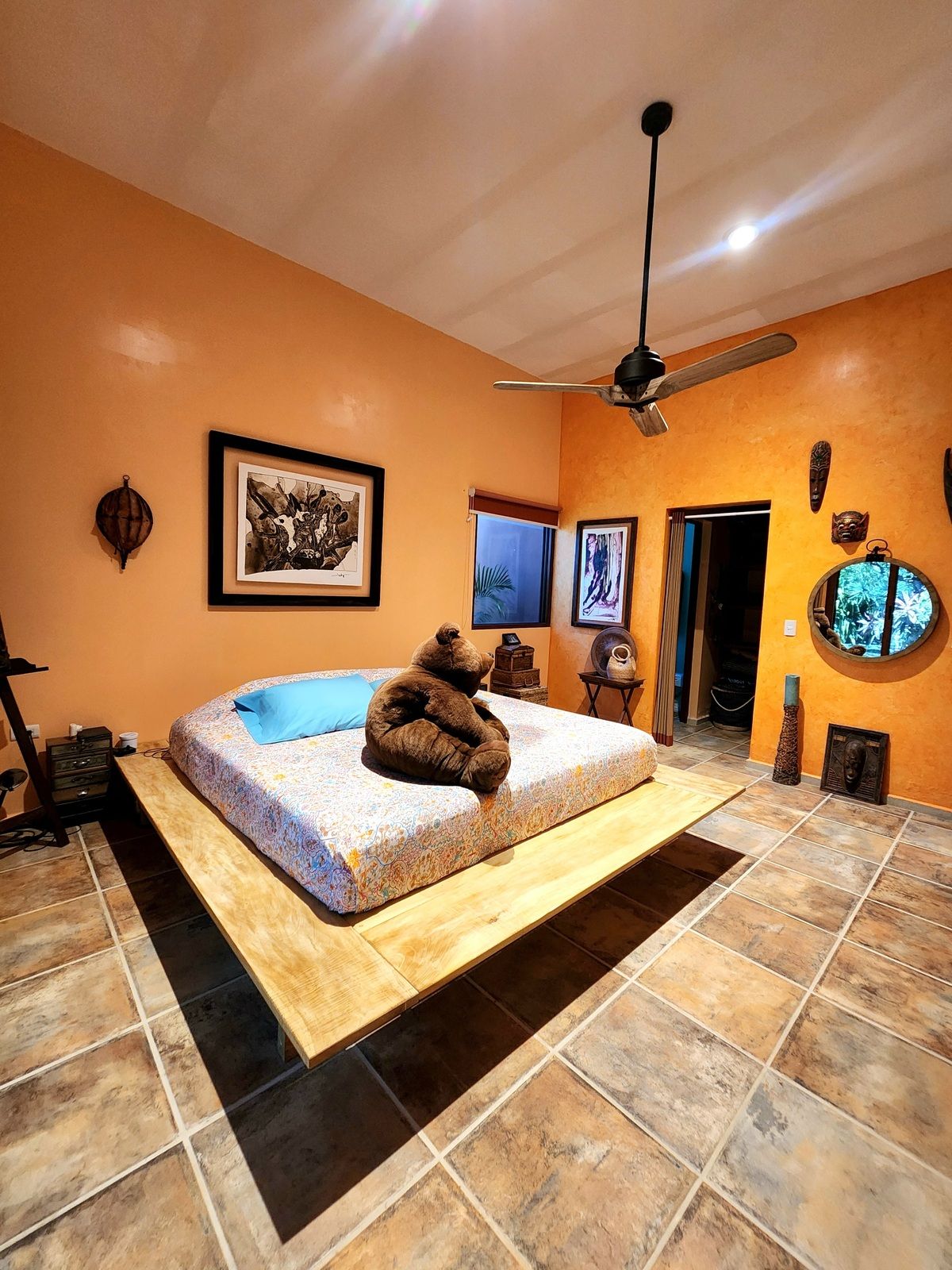 11 of 32: Recámara secundaria con baño completo.