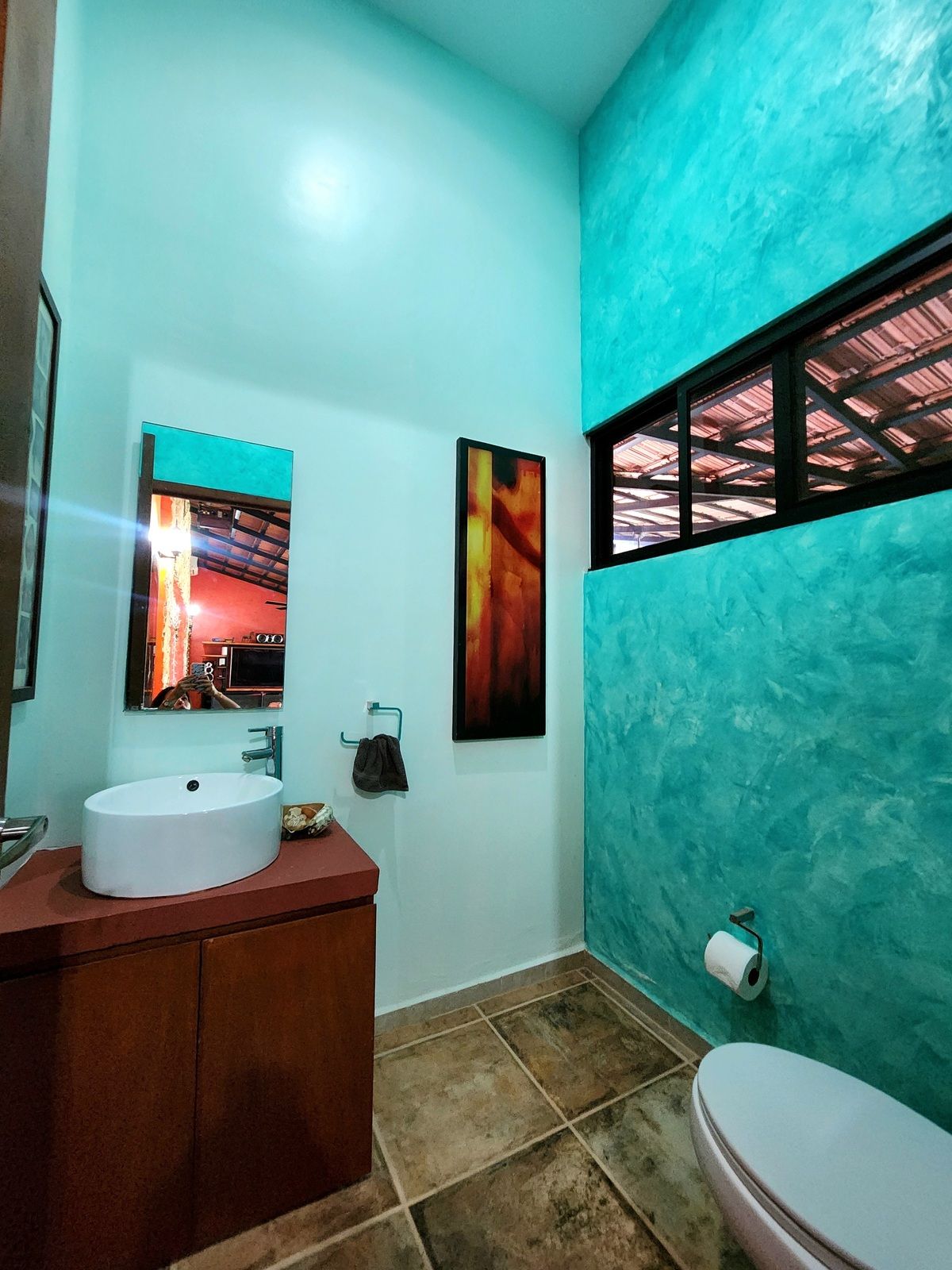 8 of 31: Medio baño de visitas