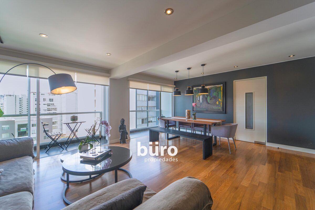 3 de 26: Sala comedor iluminada con balcones y vista a parque