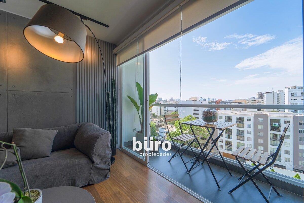 9 de 26: Balcón con vista a parque y calle