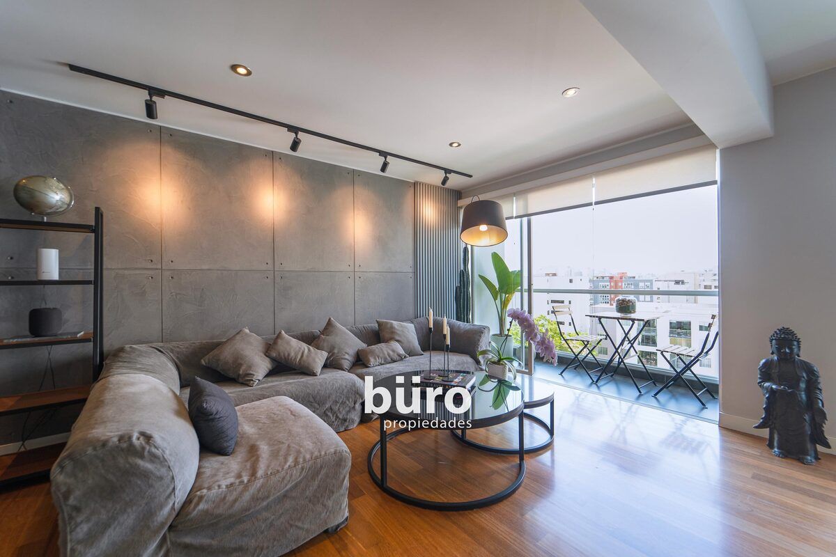 7 de 26: Sala con balcón