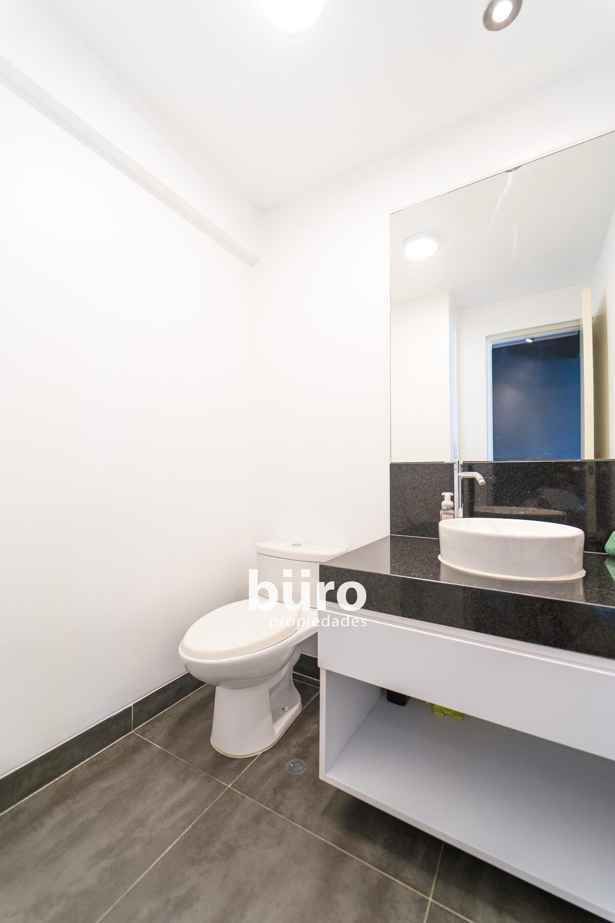 18 de 26: Baño de visita