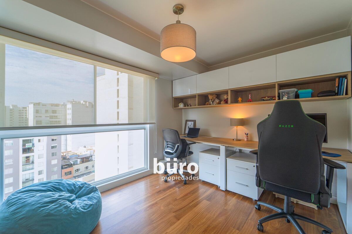 14 de 26: Dormitorio secundario con vista a calle y parque