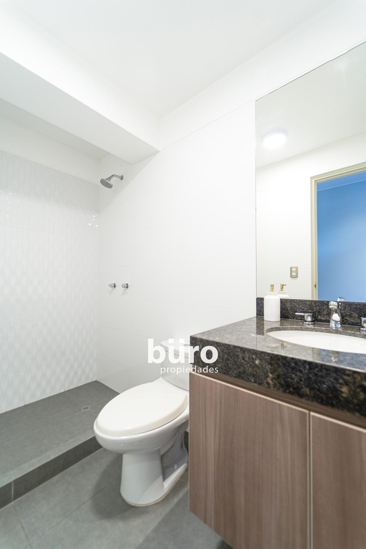 20 de 26: Baño compartido