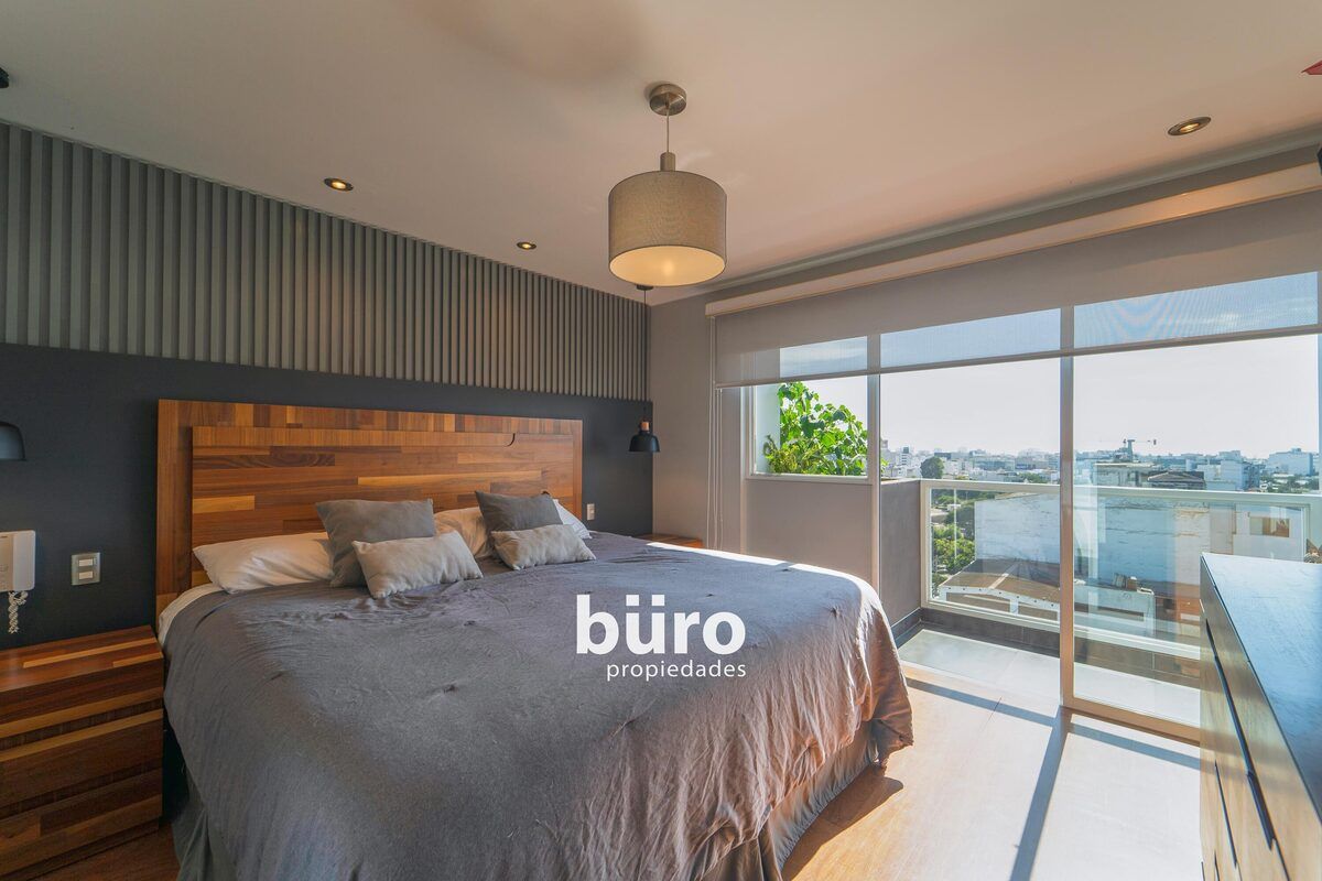 3 de 25: Dorm principal c/ balcón y jardinera, vista a calle y parque
