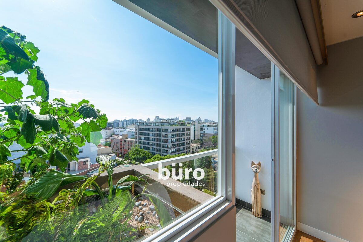 5 de 26: Balcón dorm principal con jardinera, vista calle y parque