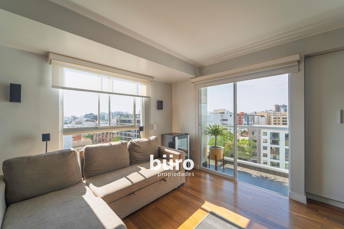 6 de 26: Dormitorio secundario con balcón y vista a calle y parque