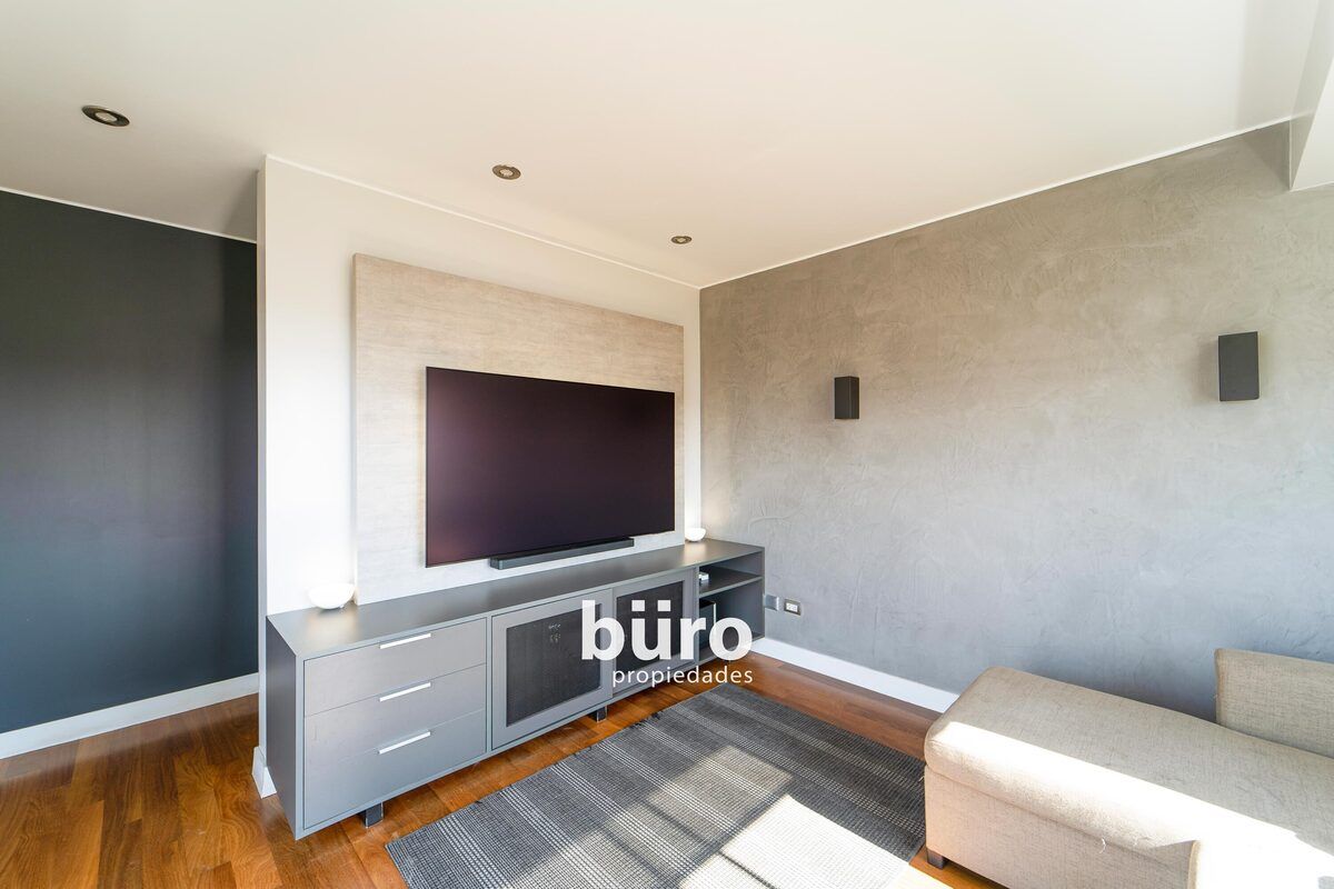 15 de 26: Dormitorio secundario con balcón y vista a calle y parque