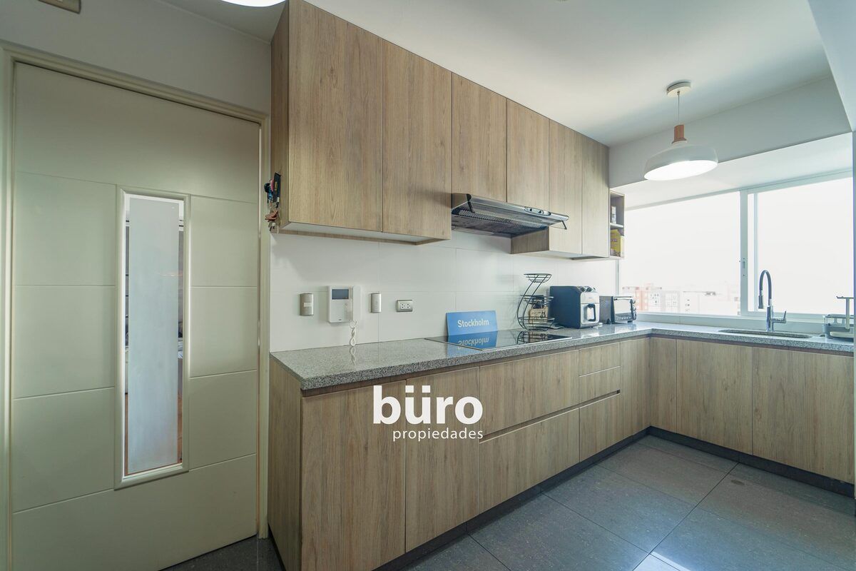 16 de 26: Cocina amplia con espacio para comedor de diario