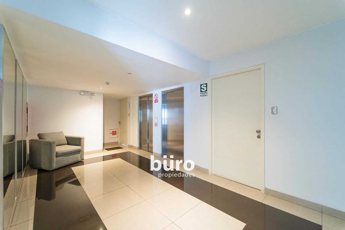 22 de 26: Sala de espera y ascensores