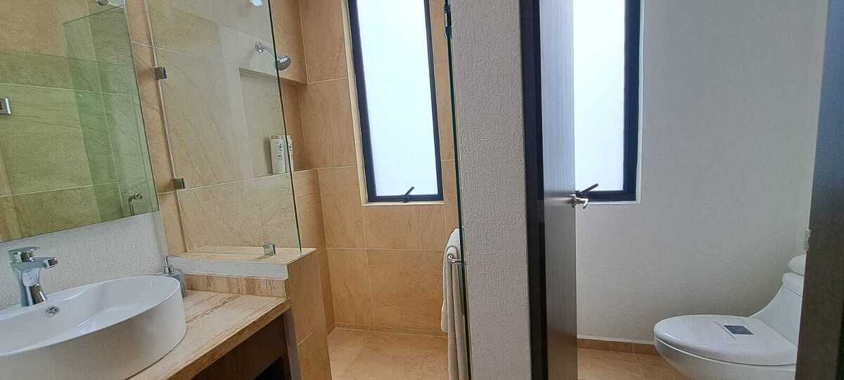 5 de 16: WC con puerta independiente