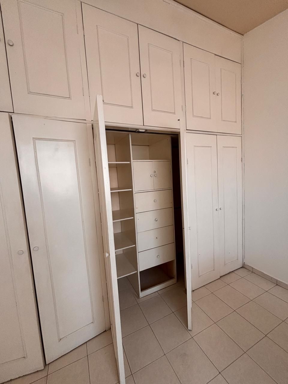 2 of 8: Closet consultorio