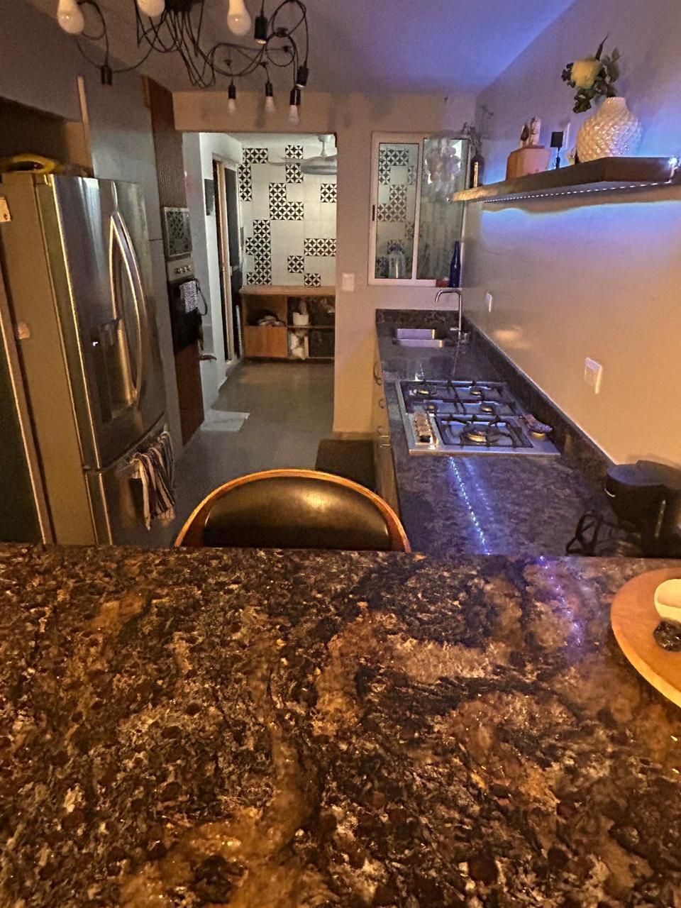 Cocina con isla cubierta de granito