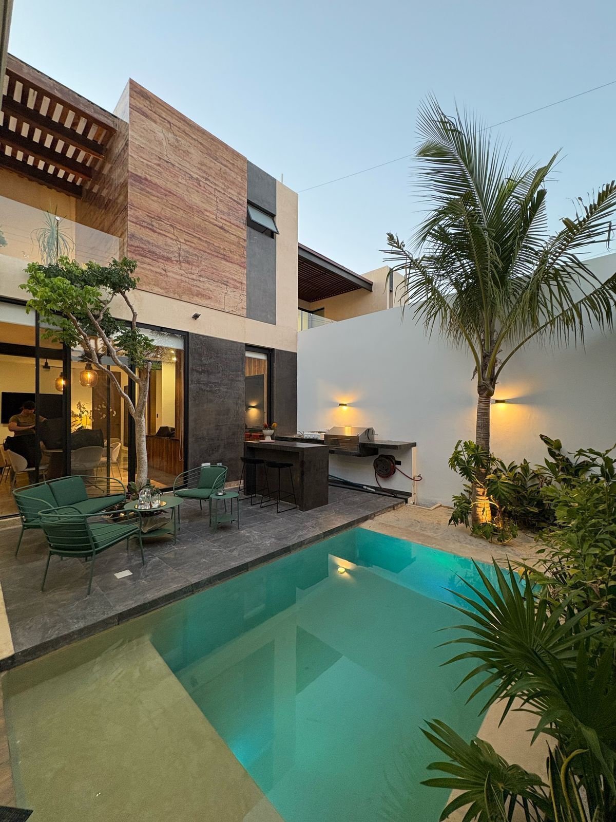 1 of 9: Terraza con alberca