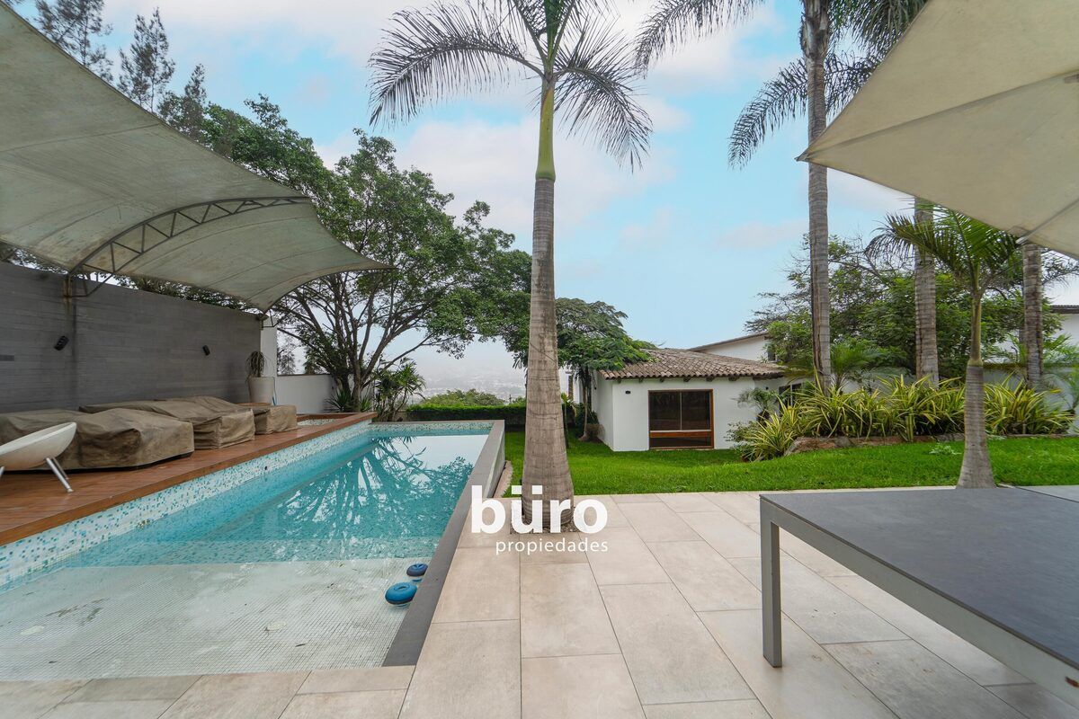 4 de 30: Espectacular área de jardín con piscina