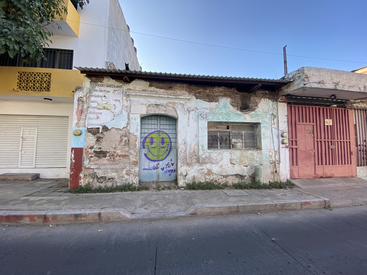 1 of 5: Fachada Exterior