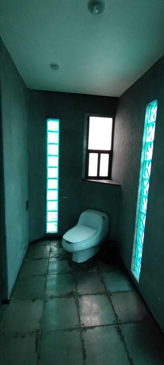 15 de 16: medio baño de oficina principal