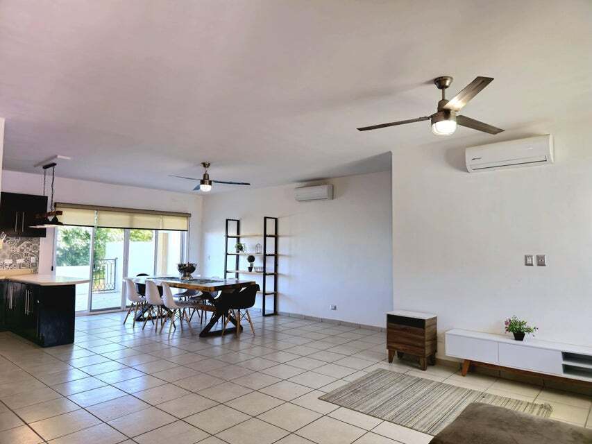 6 de 23: Mucho Espacio en Comedor