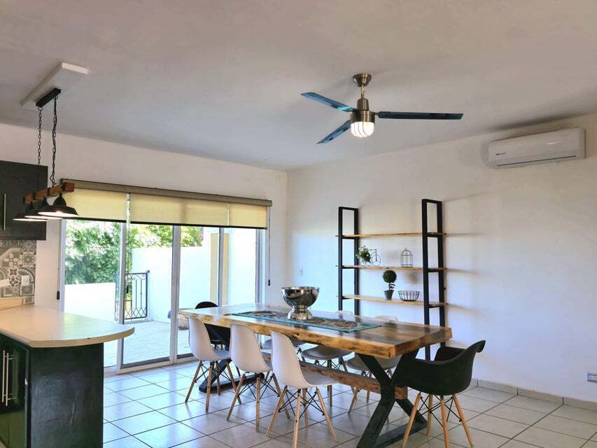 8 de 23: Comedor de Parota