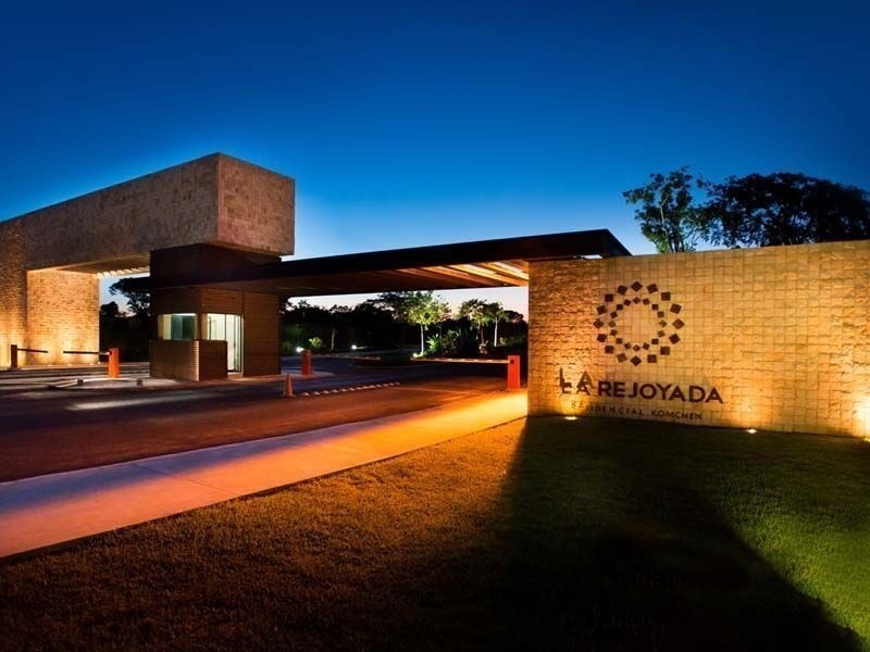 3 of 13: Fachada Acceso Principal