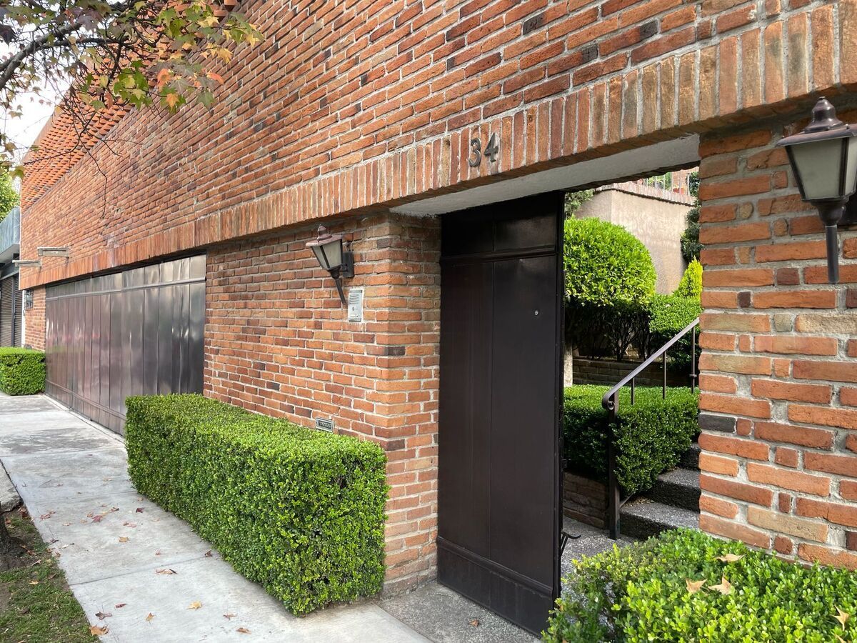 3 de 23: Fachada de casa en venta con jardín y excelente iluminación
