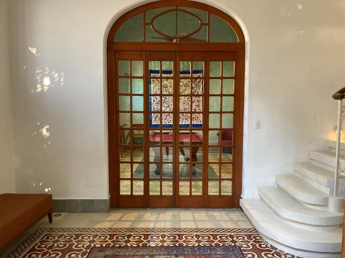 5 of 50: Acceso al cuarto de billar.