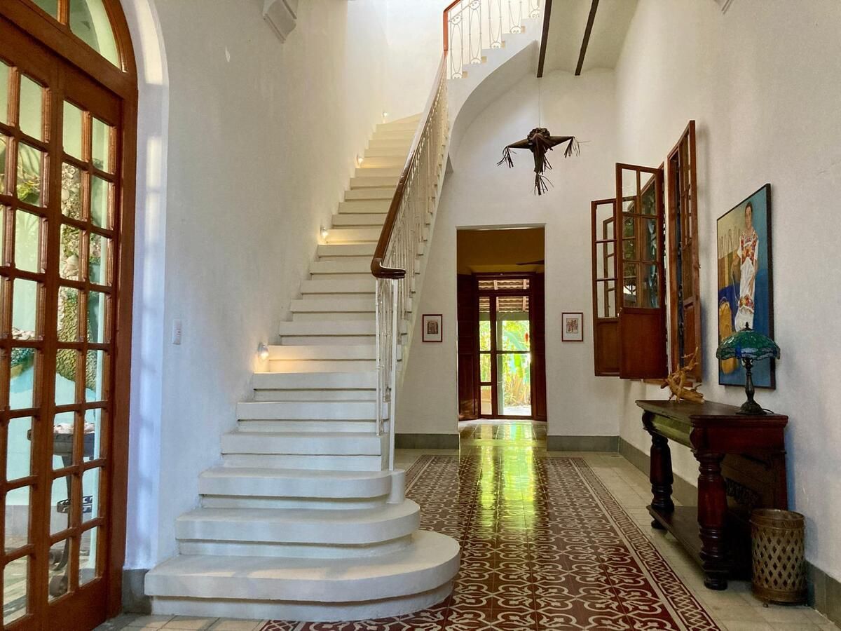 4 of 50: Hermoso recibidor con una señorial escalera.