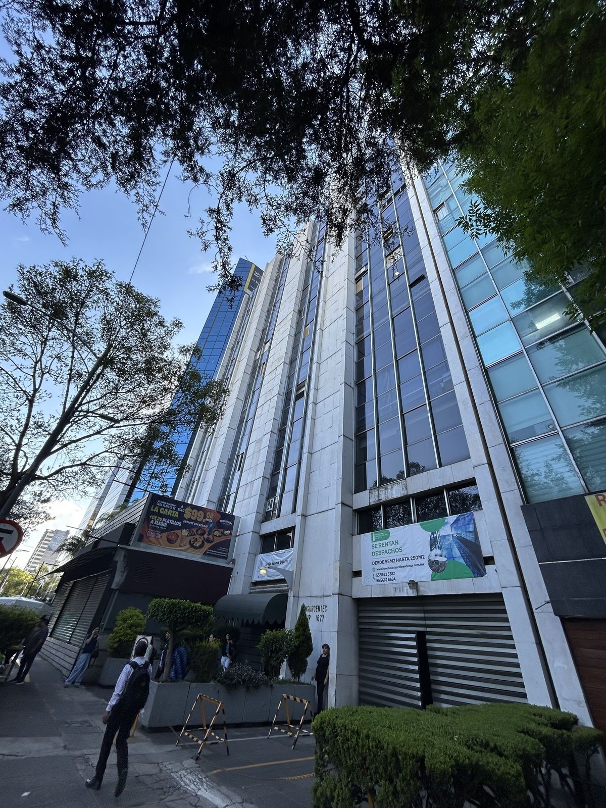 2 de 8: fachada edificio caseta de vigilancia