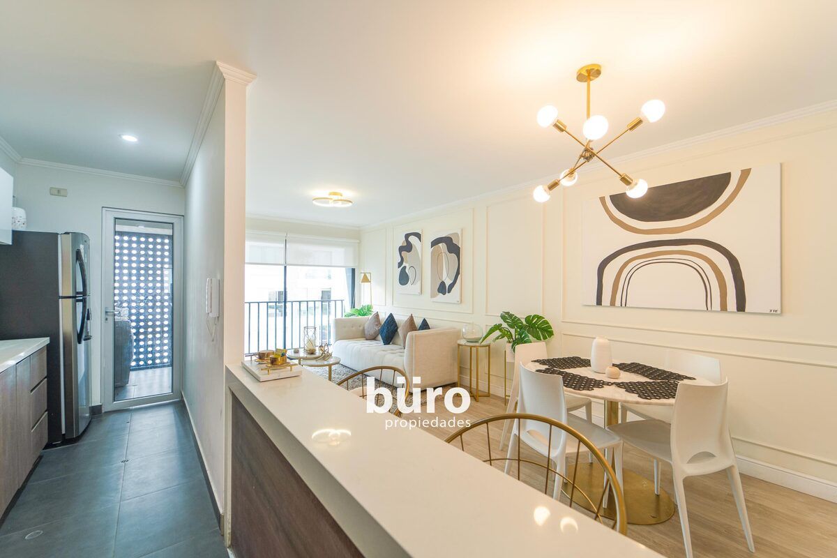1 de 17: Vista de Sala y Comedor desde la cocina abierta