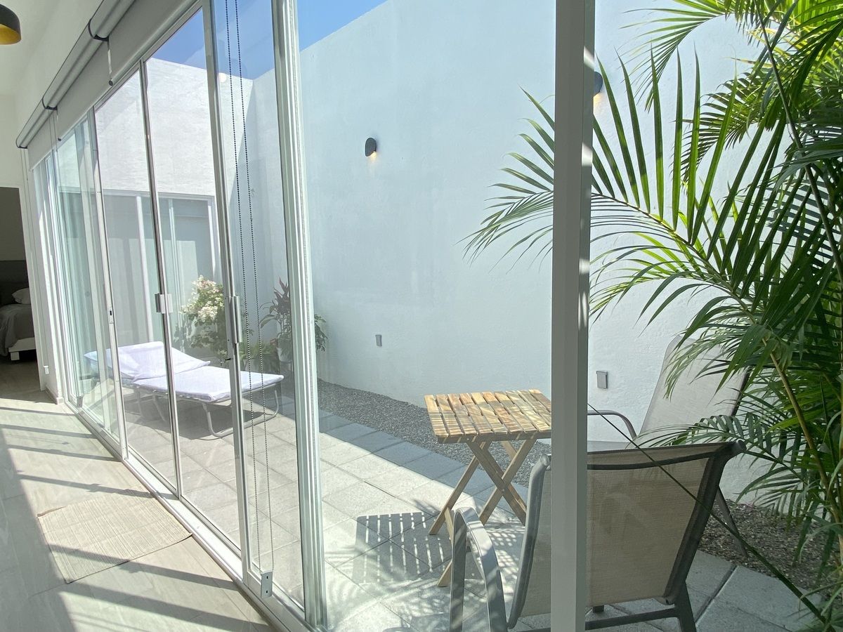 11 de 18: Terraza con muebles