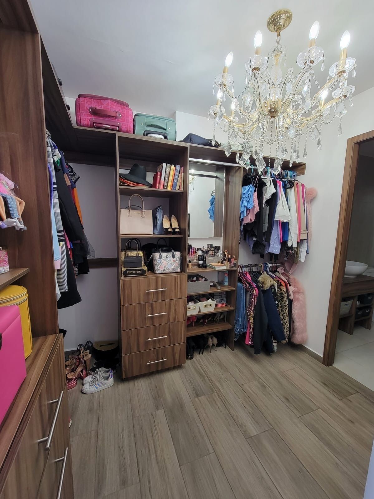 12 de 27: Walking clóset de habitación principal