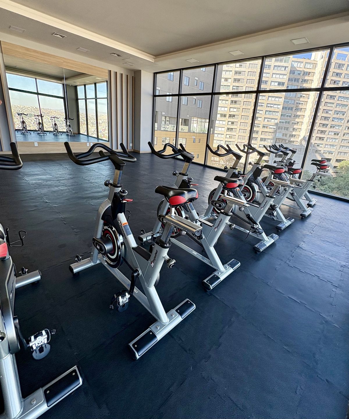 24 de 27: Amenidades: Salón de spinning
