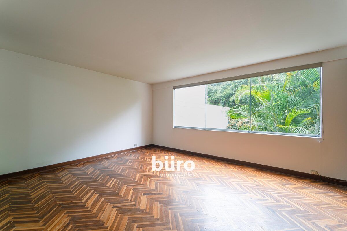 5 de 15: Dormitorio principal con vista a parque.