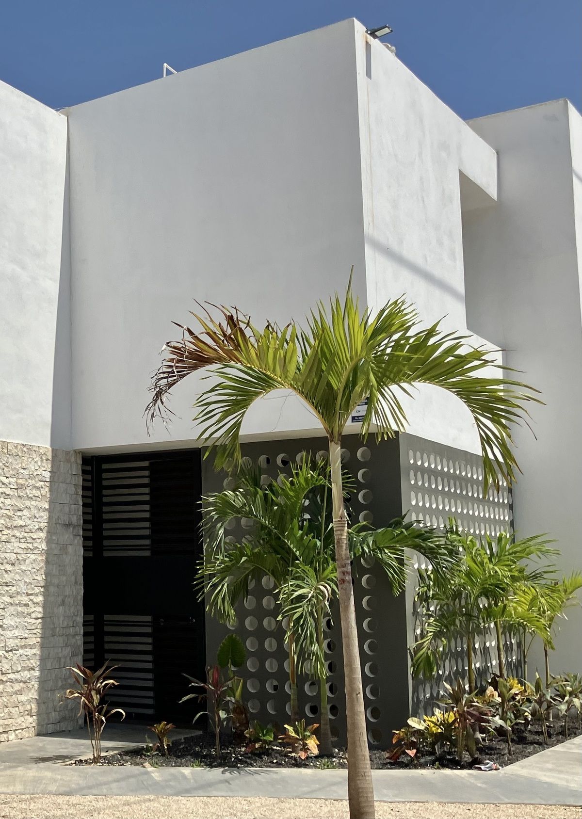 2 of 37: Jardinera de entrada, puerta de herrería y celosía